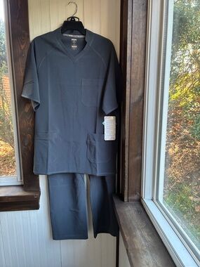 Men’s Essential Threads Gray V-Neck Scrub Set with Pockets